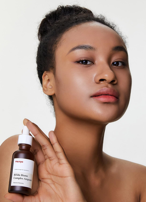 A model holding the ampoule bottle