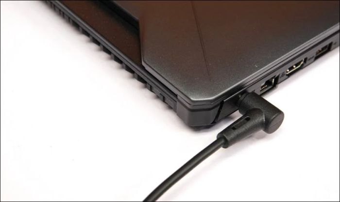 Hướng dẫn cắm sạc pin laptop đúng cách
