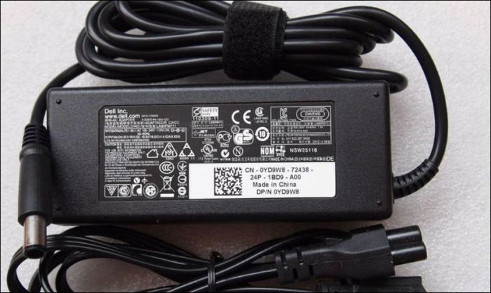 Nên sử dụng sạc chính hãng cho laptop
