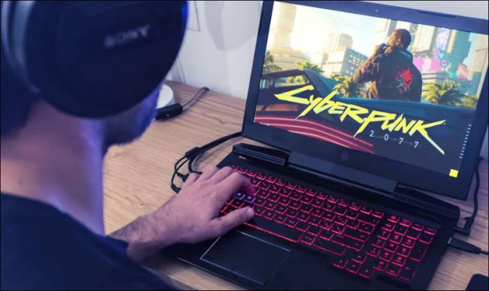 Cắm sạc cho laptop khi làm việc với cường độ cao