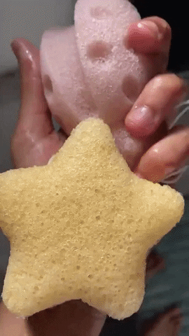 A reviewer's video demonstrating the squeezing of the konjac bath sponges