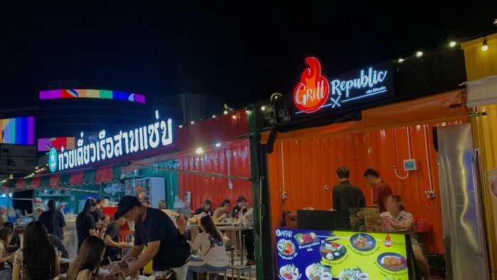 โซนของกินที่ตลาดกรีนวินเทจ รัชโยธิน เต็มไปด้วยเมนูอร่อยทั้งคาวและหวานให้เลือกมากมาย