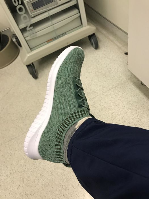 The reviewer is seen in green sneakers.