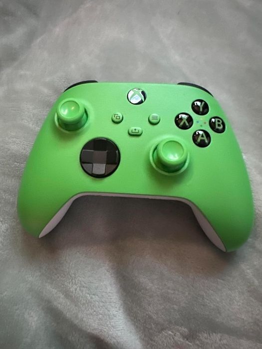 A reviewer’s photo of an Xbox controller.