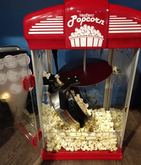 Image of a red popcorn machine shared by a reviewer