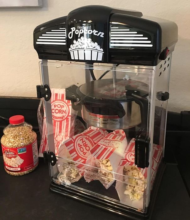 Image of a black popcorn machine shared by a reviewer