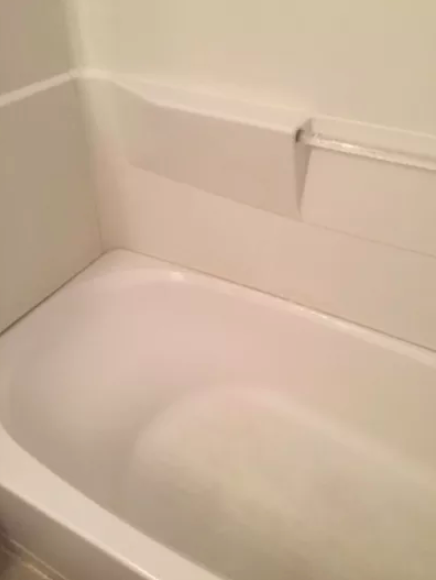 The same reviewer’s photo of the bathtub looking spotless after cleaning.