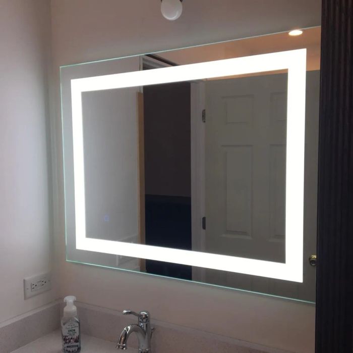 Another image from the reviewer displaying the mirror.