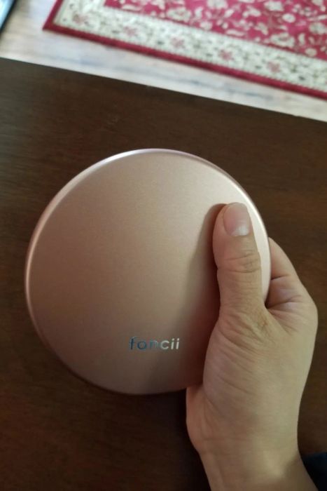Reviewer holding the mirror in its closed form.