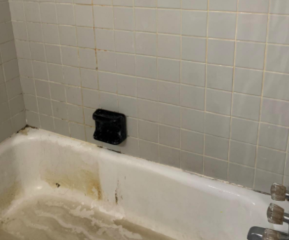 The left side shows a grimy bathtub before using the 2-in-1 bath and tile brush.