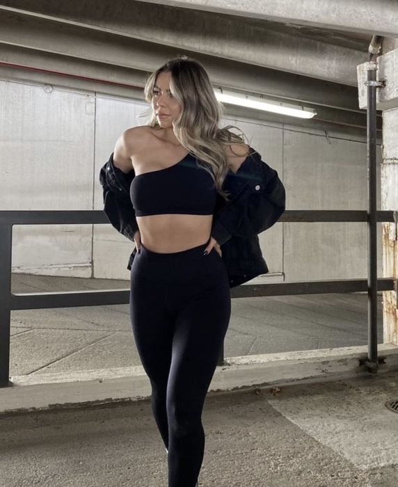 reviewer showcasing the black set