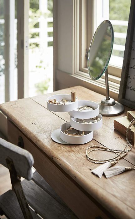The tiered jewelry stand.