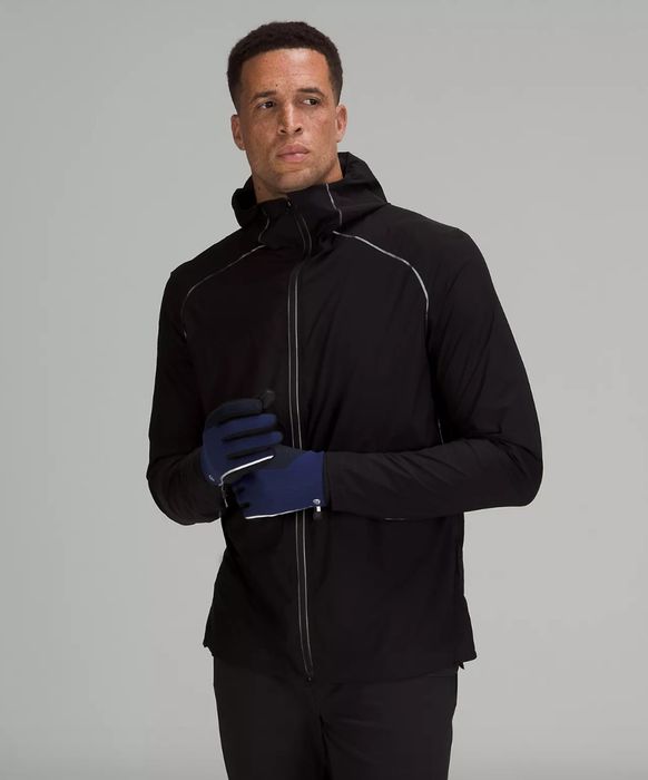 A model wearing navy blue and black gloves paired with an all-black outfit