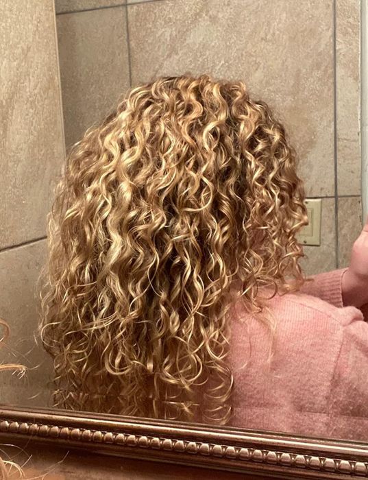 image of a reviewer with medium-length blonde curls