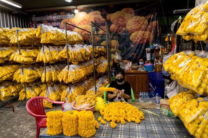 ปากคลองตลาดถือเป็นตลาดดอกไม้ที่ติดอันดับ 10 ของโลก การเดินทางมาที่นี่สะดวกและเต็มไปด้วยความหลากหลายของดอกไม้สำหรับทุกโอกาส
