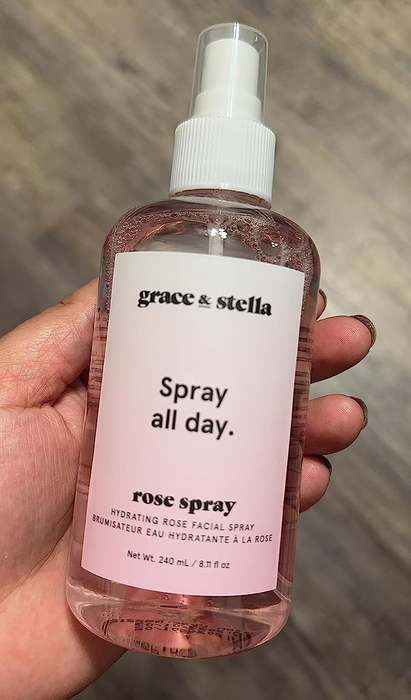 A reviewer is seen holding the rose spray.