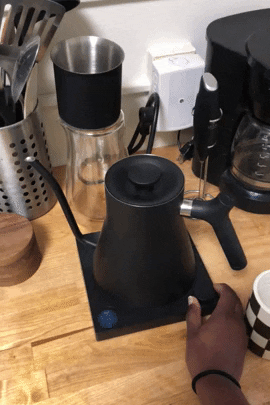 The Mytour editor adjusts the temperature dial on the kettle to find the ideal setting.
