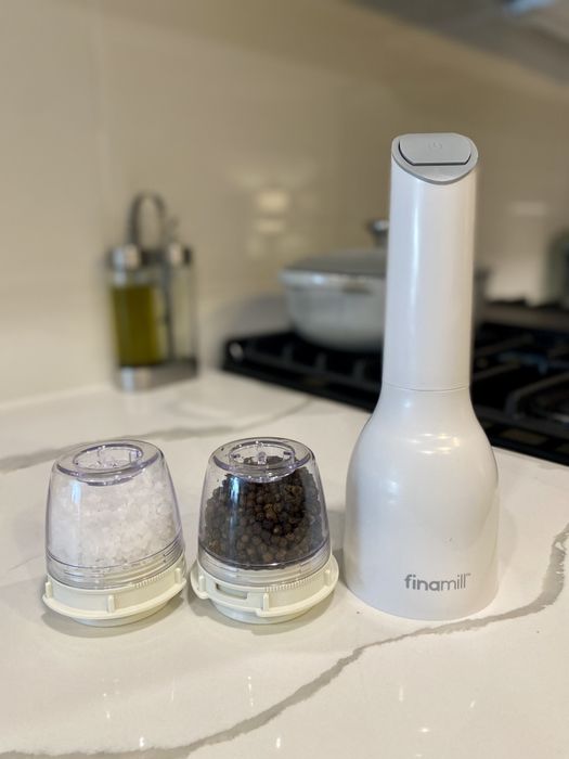The FinaMill spice grinder, equipped with two spice pods.