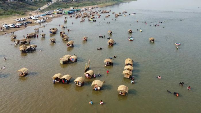 ชมภาพมุมสูงของหาดทรายแม่น้ำโขงและท่องเที่ยวหาดมโนภิรมย์ที่มุกดาหาร (คลิป)