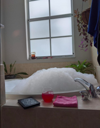 image from a reviewer showing how high the bubbles rise in the bath