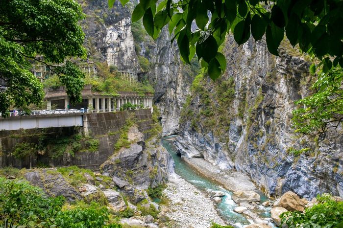 เส้นทาง Swallow Grotto Yanzikou ในอุทยานแห่งชาติทาโรโกะ เมืองฮวาเหลียน ไต้หวัน (ภาพจาก iStock)