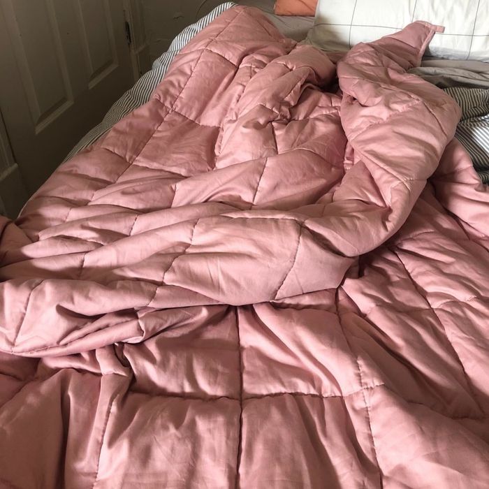 Image from a reviewer showing the pink blanket