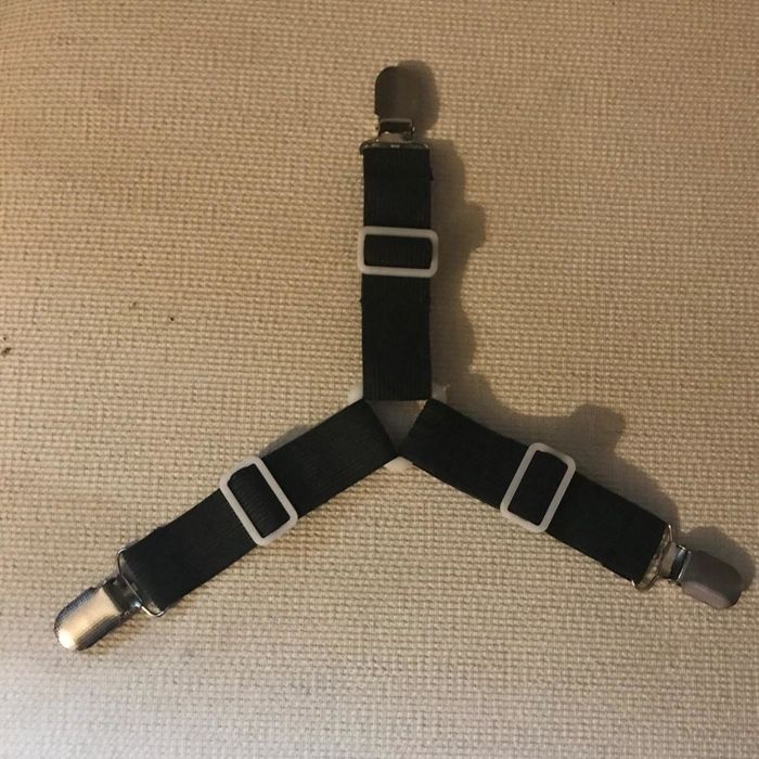 A review image showcasing the three-sided sheet suspender in use.