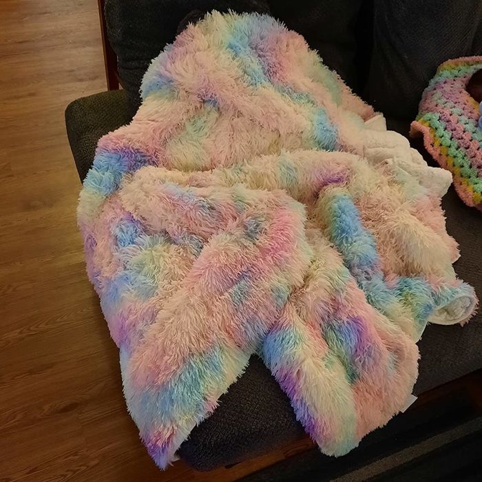 Image from a reviewer showing the colorful blanket