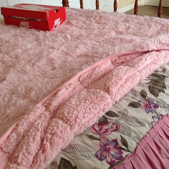 Image from a reviewer showing the pink blanket