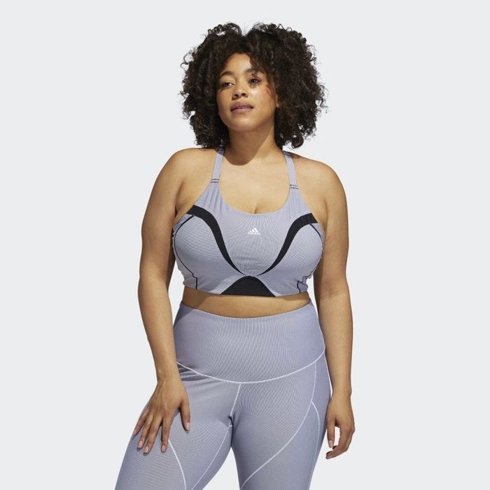 Front view of the model showcasing the strappy sports bra in a soft lavender hue.