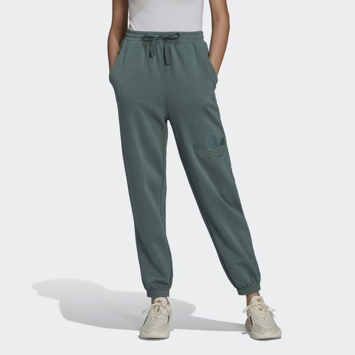 the model wearing the sweatpants in a vibrant teal shade