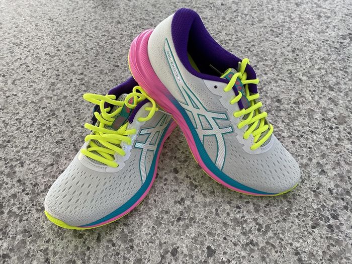 A reviewer's photo showcasing the Asics Gel-Excite 7 sneakers in Polar Shade/White