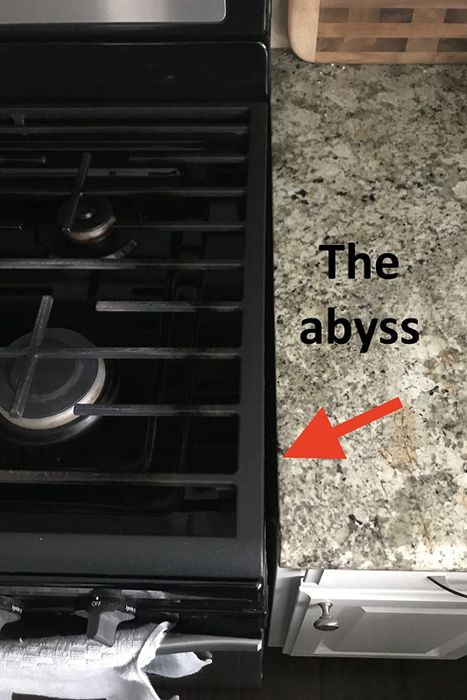 A reviewer’s photo showing the gap between the stove and countertop with a red arrow pointing to the gap and text that reads