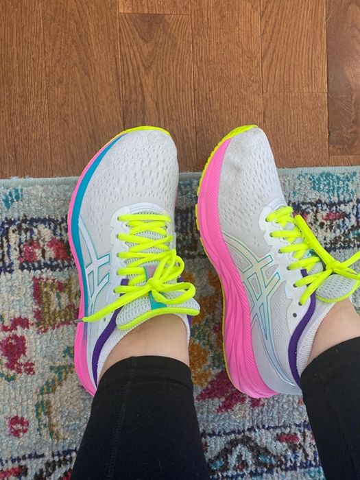 Reviewer wearing the Asics Gel-Excite 7 in Polar Shade/White