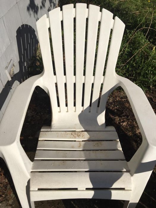 A reviewer photo of the same chair looking noticeably cleaner