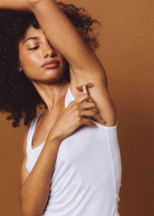 A model demonstrating the rose gold razor on their armpit