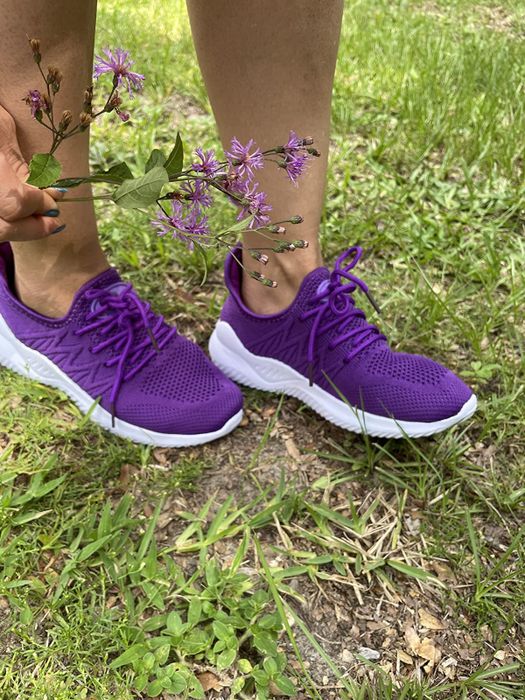 A reviewer wearing purple ZYEN running sneakers