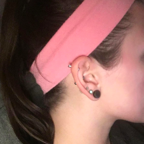 The same reviewer after using the eyebrow razors to shave away the baby hairs, leaving a neat, smooth hairline by their ear