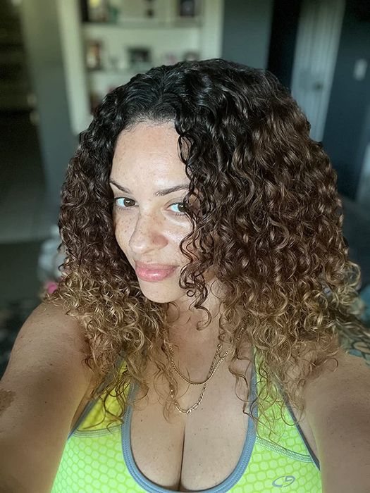 Another reviewer with dry, beautifully styled curly hair.