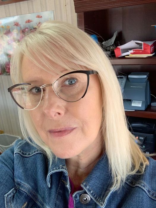 Close-up selfie of a reviewer with straight, shoulder-length blonde hair