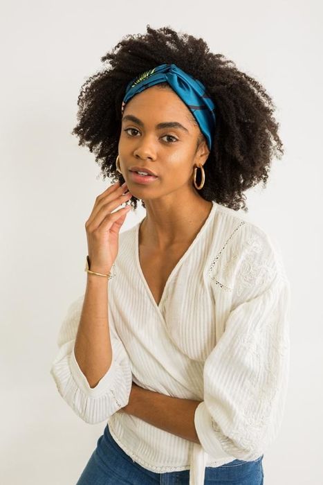 A model wearing the blue-printed version of the headband