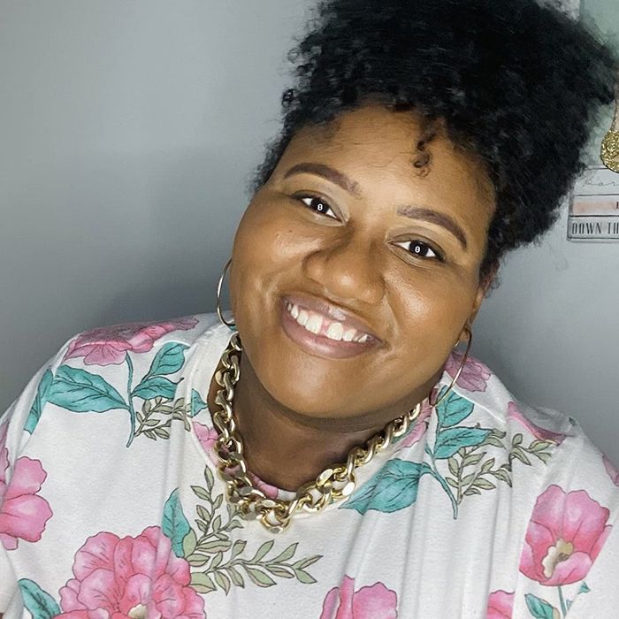 Reviewer with curly hair after rinsing out the clay