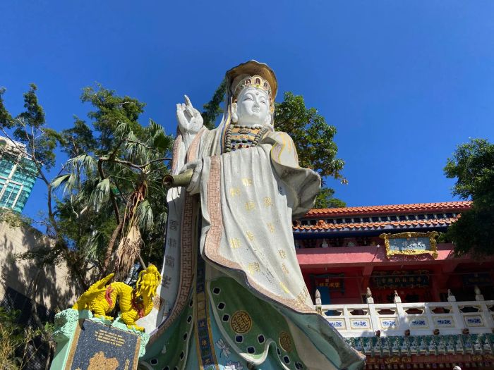 ศาลเจ้าแม่กวนอิมและเจ้าแม่ทับทิมที่ตั้งอยู่ริมหาดรีพัลส์เบย์ (Repulse Bay Tin Hau Temple) เป็นสถานที่ศักดิ์สิทธิ์ที่ผู้คนสามารถมาสักการะและขอพรจากเทพเจ้าทั้งสองเพื่อความโชคดีและความสุข