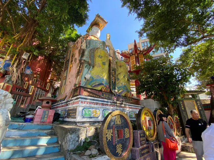 ศาลเจ้าแม่กวนอิมและเจ้าแม่ทับทิมที่ริมหาดรีพัลส์เบย์ (Repulse Bay Tin Hau Temple) ถือเป็นอีกหนึ่งจุดท่องเที่ยวสำคัญที่มีความเชื่อมโยงกับศาสนาและวัฒนธรรมท้องถิ่น