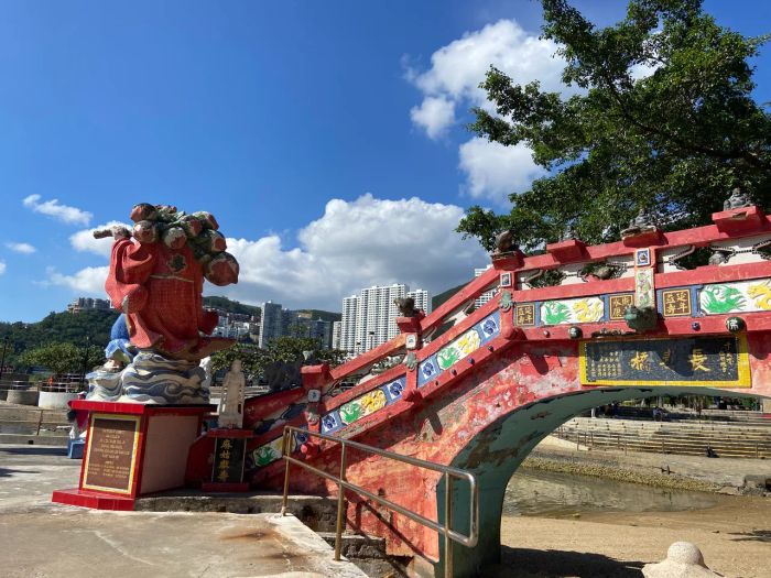 ศาลเจ้าแม่กวนอิมและเจ้าแม่ทับทิมที่ตั้งอยู่ริมชายหาดรีพัลส์เบย์ (Repulse Bay Tin Hau Temple) เป็นหนึ่งในสถานที่ที่น่าสนใจสำหรับนักท่องเที่ยว