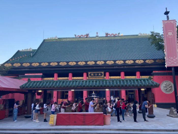 วัดแชกงหมิว หรือที่รู้จักกันในชื่อ วัดกังหัน (Che Kung Temple) เป็นสถานที่ศักดิ์สิทธิ์ที่นักท่องเที่ยวไม่ควรพลาดเมื่อมาเยือนฮ่องกง