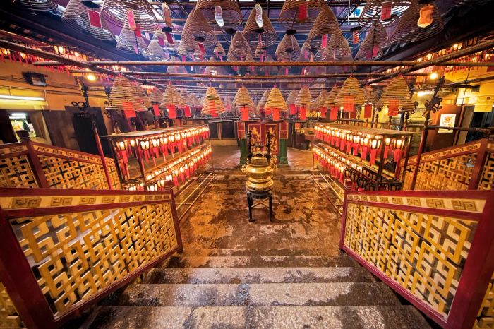 วัดหมั่นโหมว (Man Mo Temple) เป็นแหล่งท่องเที่ยวที่น่าสนใจ เนื่องจากเป็นวัดที่มีธูปสีแดงแขวนอยู่จำนวนมากบนเพดาน ซึ่งมีความสำคัญทั้งในแง่ของความเชื่อและวัฒนธรรมในท้องถิ่นของฮ่องกง