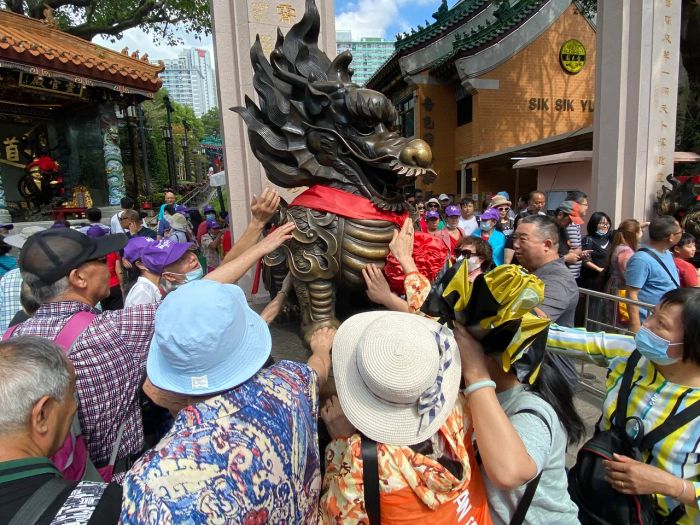 วัดหวังต้าเซียน (Wong Tai Sin Temple) ตั้งอยู่ในฮ่องกงและเป็นที่รู้จักในฐานะวัดที่มีความสำคัญทั้งในด้านพุทธศาสนาและเต๋า นักท่องเที่ยวและผู้ศรัทธามักมาไหว้ขอพรจากเทพเจ้าต่างๆ รวมถึงเทพหวังต้าเซียนและเทพหยุคโหลว ซึ่งเกี่ยวข้องกับความรัก