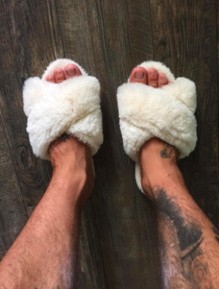another reviewer shot of feet in the white version of the slippers