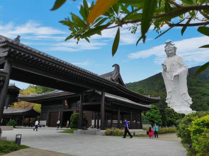 วัดซีซาน (Tsz Shan Monastery) เป็นสถานที่เงียบสงบที่มีความสวยงามทั้งในด้านสถาปัตยกรรมและบรรยากาศโดยรอบ ถือเป็นสถานที่ที่เหมาะสำหรับการพักผ่อนและทำสมาธิอย่างแท้จริง